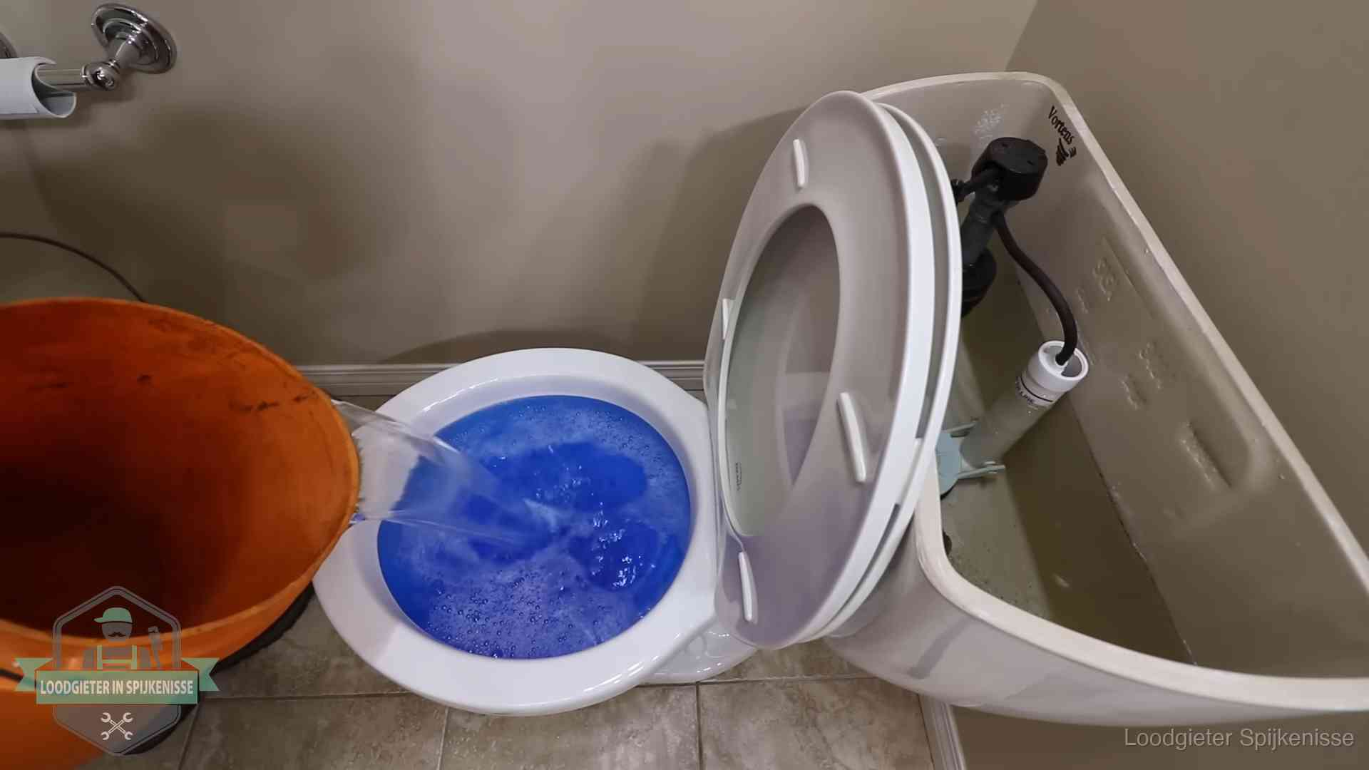 Water komt omhoog in de wc in Spijkenisse Water bij de wc-pot wordt met een emmer weggewerkt om schade te beperken in Spijkenisse