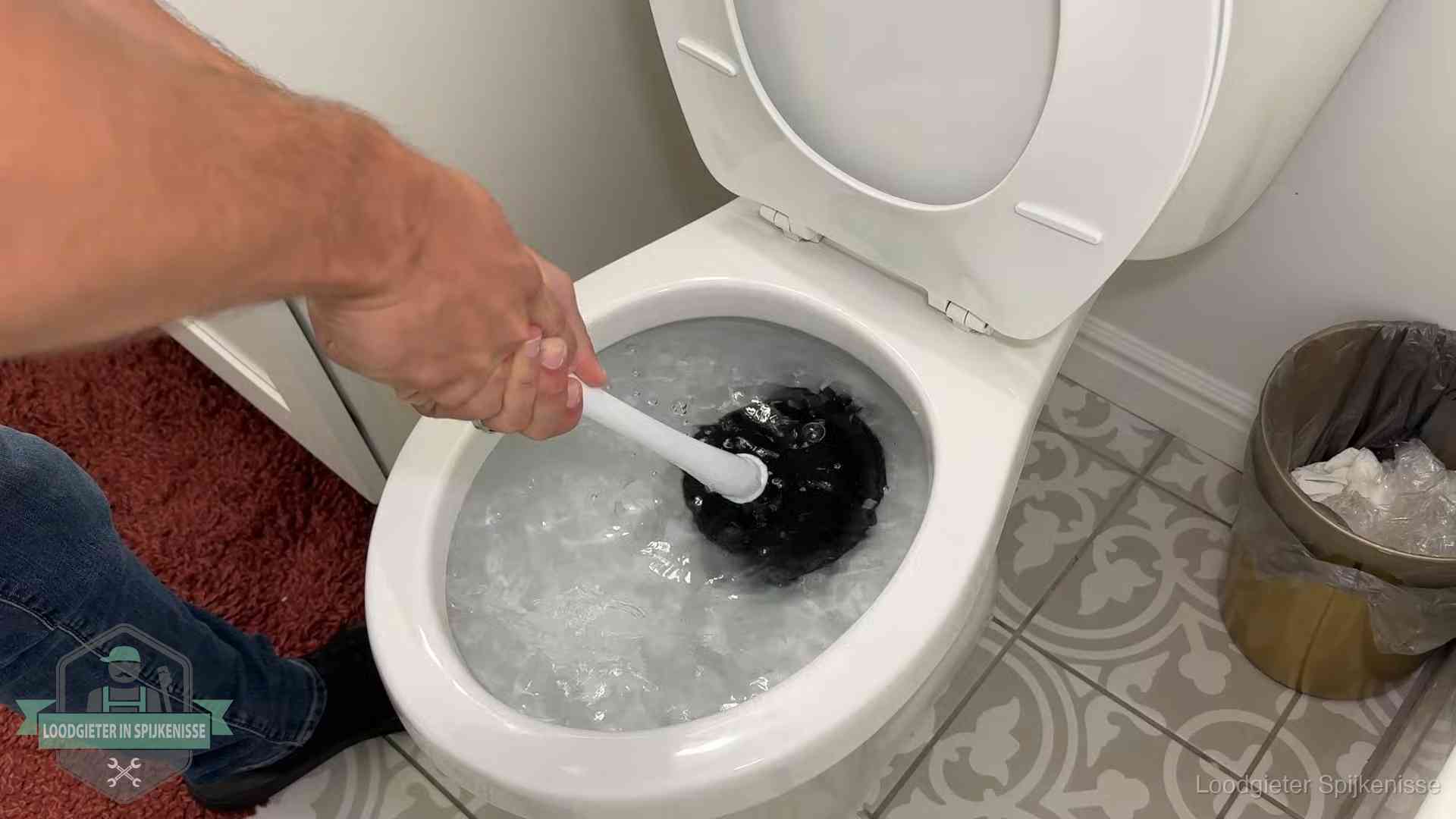 Zelf je wc ontstoppen in Spijkenisse Zelf de wc ontstoppen met een plopper in Spijkenisse, het water kolkt in de pot