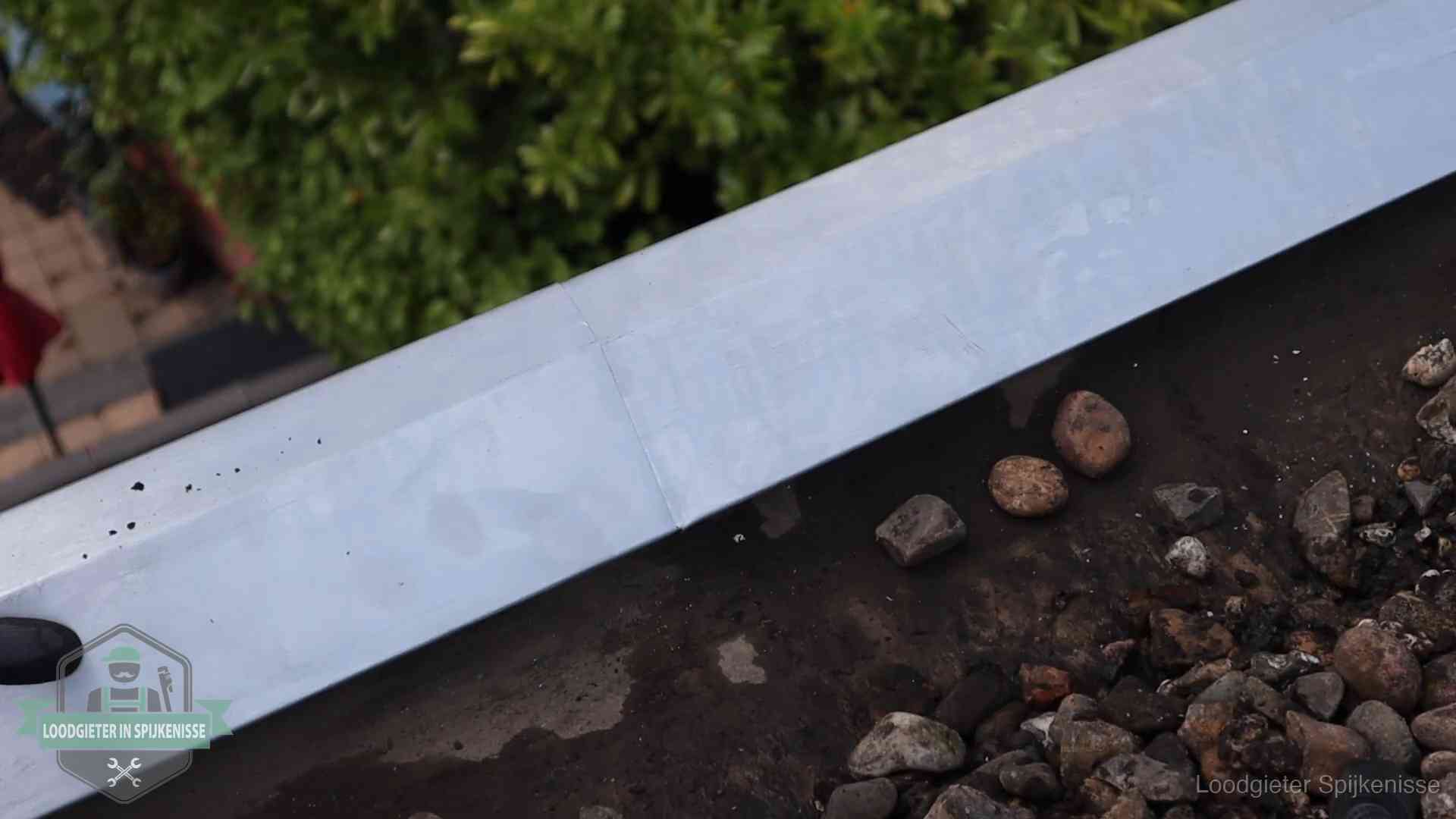 Garantie op dakwerk in Spijkenisse Strak gesoldeerd naaddetail in een zinken daktrim op een dak in Spijkenisse